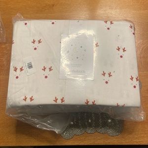 Crate&Kids Christmas Queen Sheet Set and Trow Pillow